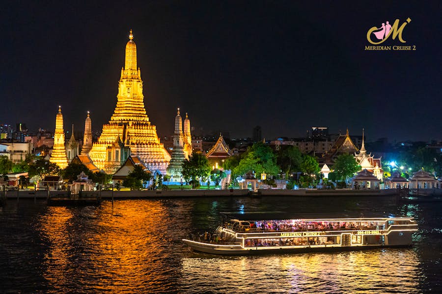 เรือเมอริเดียน กับวัดอรุณฯ ตอนกลางคืน
